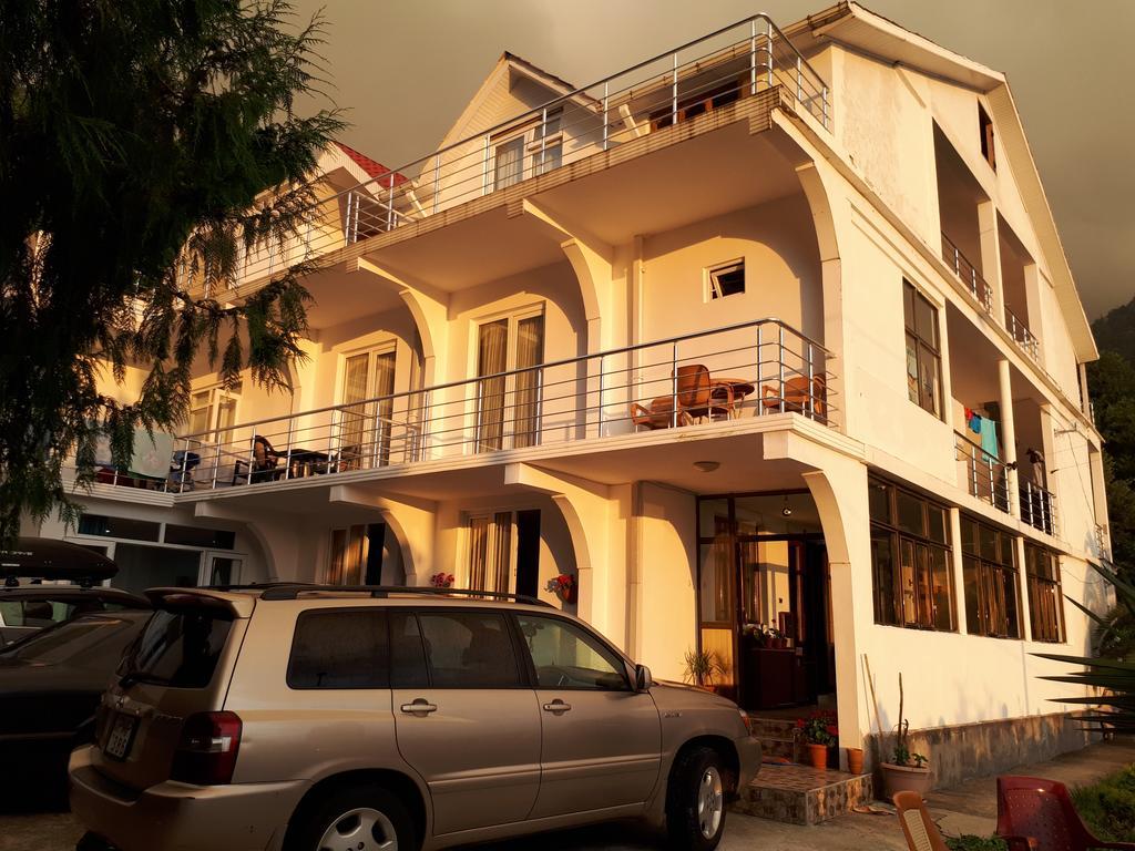 Hotel Rezo'S House Kwariati Exterior foto